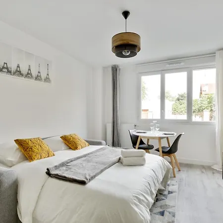 Chic Near Paris - La Defense *