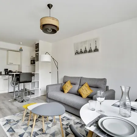 Chic Near Paris - La Defense *